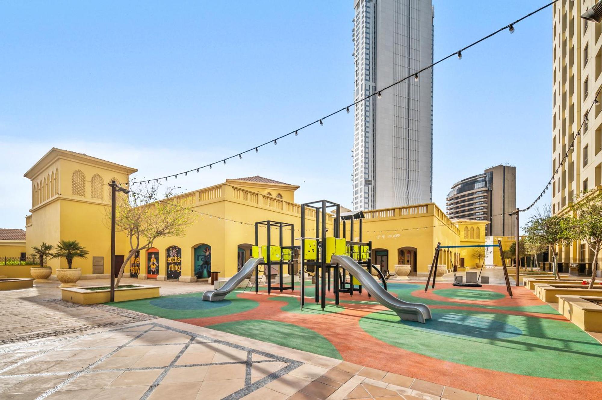 Lovely 2-Bed Condo In Jbr - 5 Mins From Beach - Palm View! Дубай Екстериор снимка